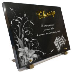 Cette plaque funeraire avec fleurs modernes et drapeau breton est totalement personnalisable