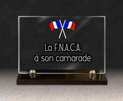 Une plaque commémorative en verre gravé pour la F.N.A.C.A. Anciens combattants.