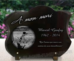 Une très belle plaque funeraire galbée avec des chanfreins polis et un chien de chasse.