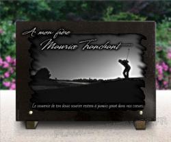 Golfeur gravé sur plaque funéraire en granit