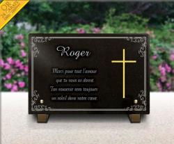 Personnalisez cette plaque en granit avec croix doré 24 caratset une très belle bordure décorative.