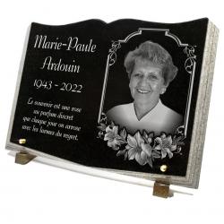 Photo portrait gravé sur livre en granit avec cadre et fleurs