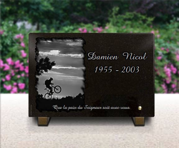 Plaque funeraire Une plaque personnalisée avec un vélo