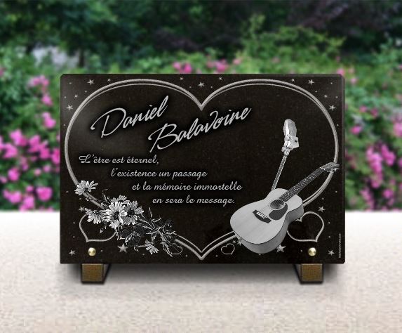 Plaque funeraire Grand coeur avec bouquet de fleurs et guitare.