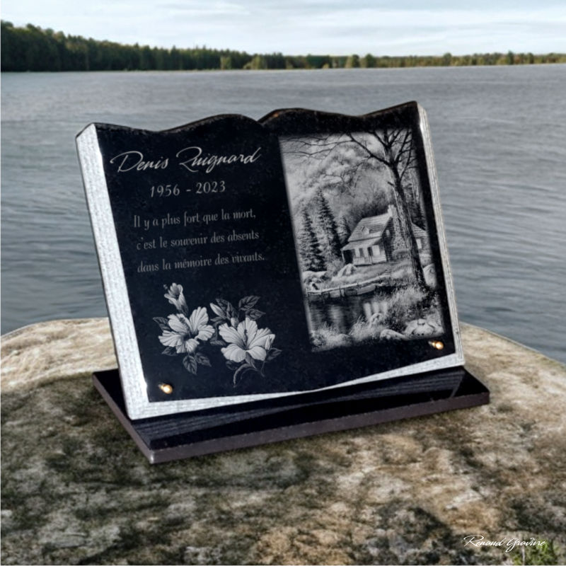 Plaque funéraire Livre granit sur socle, fleurs, rivière, chalet pêcheur