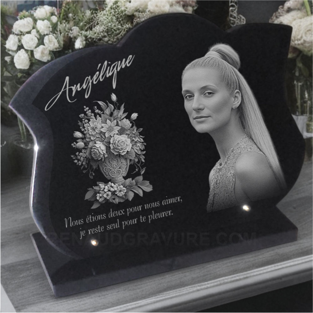 Plaque funeraire Portrait photo gravure inaltérable, bouquet de fleurs gravées, roses. Plaque granit sur socle.